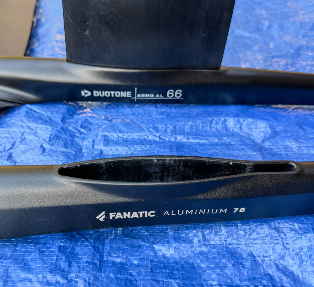 Duotone 2025 Foil set Wing Glide 2.0 1100cm area front foil and 210cm back foil
with a 2023 90 cm aluminum mast and either a 66cm or 78 cm Fuselage